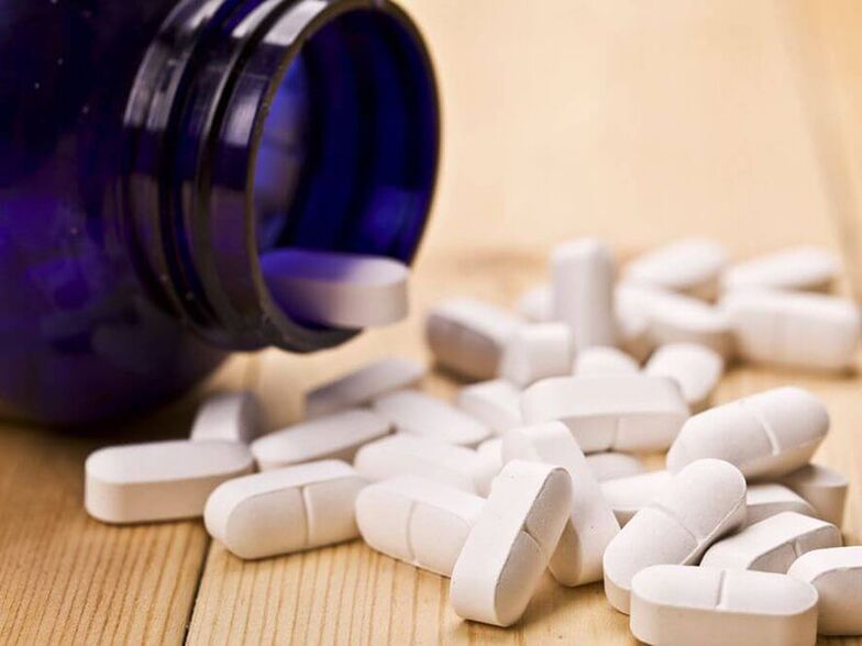 Avec l'ostéochondrose, des médicaments qui soulagent la douleur et l'inflammation sont prescrits. 