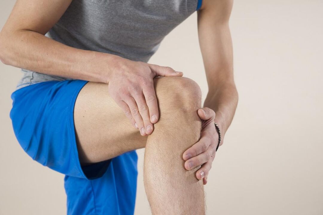 Les premières douleurs et raideurs articulaires dues à l’arthrose sont attribuées à des entorses musculaires et ligamentaires. 
